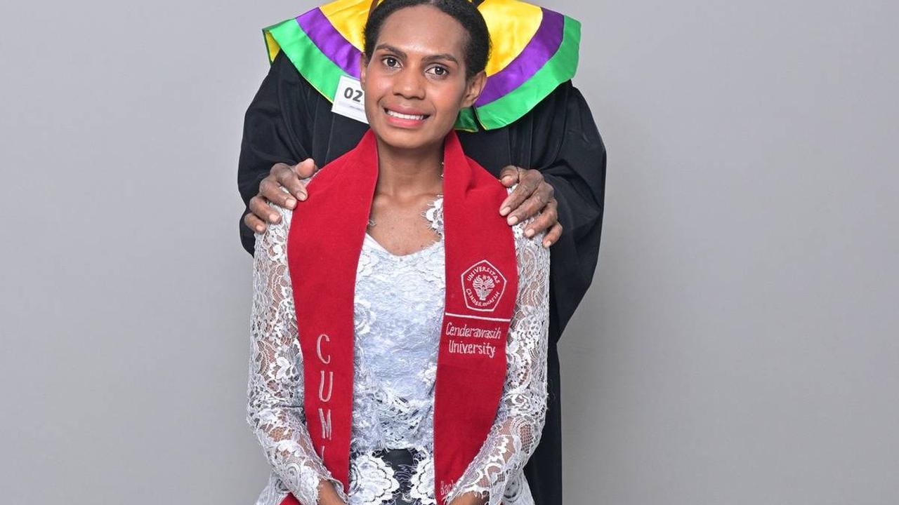 Beri Ucapan Manis, Momen Wanita Lakukan Potret Bersama Sang Ibunda di Hari Wisudanya Ini Bikin Haru Warganet