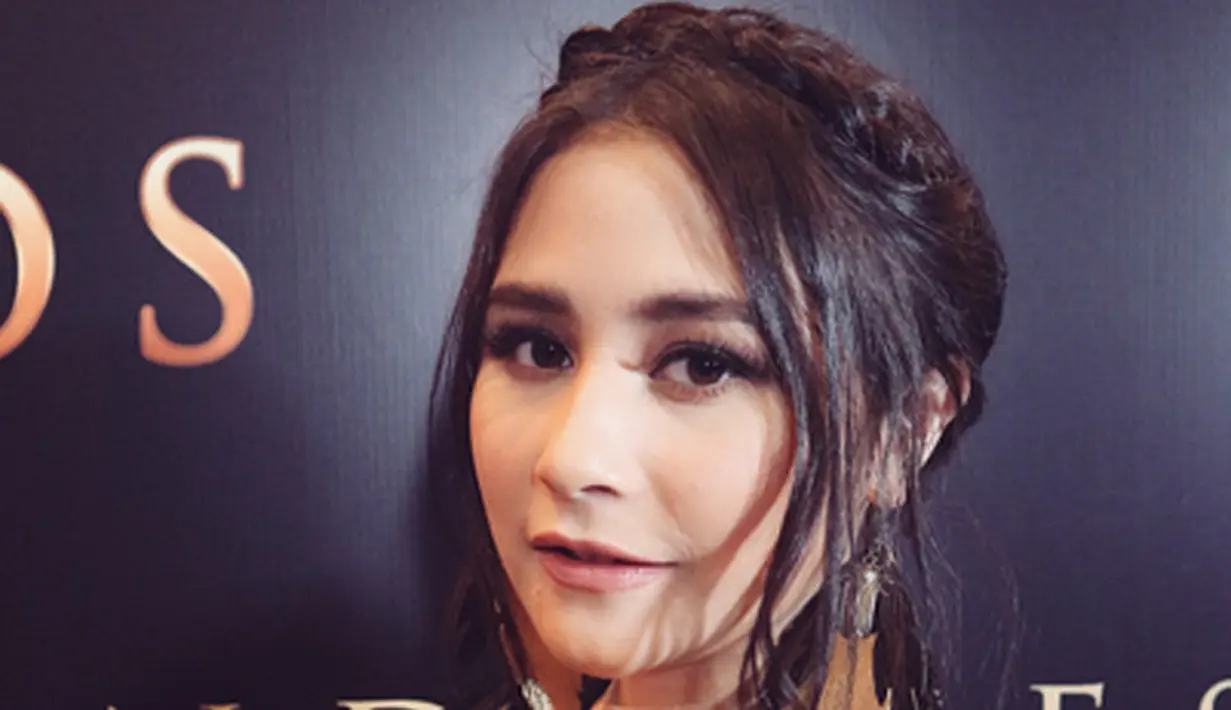 Prilly Latuconsina mempersembahkan pialanya untuk para penggemarnya Prillvers yang selama ini terus mendukung kariernya. Kembali dinobatkan sebagai Aktris Wanita Terfavorit membuatnya kembali bersemangat untuk terus berkarya. (Instagram/prillylatuconsina9