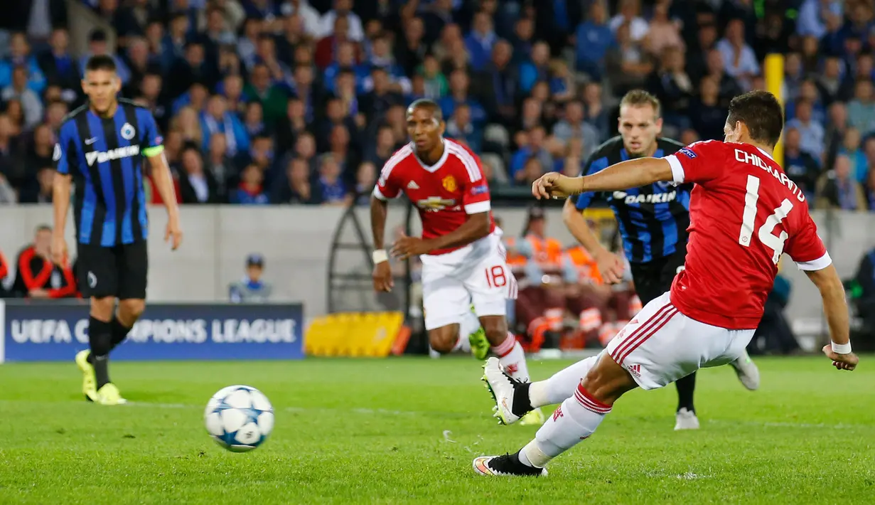 Penyerang MU, Javier Hernandez (kanan) saat gagal menendang pinalti saat pertandingan Play – Off  leg kedua Liga Champion di Stadion Jan Breydel, Bruges, Belgia, Rabu (26/8/2015). Gol MU dicetak oleh Wayney Rooney dan Ander Herrera. (Reuters/Carl Recine)