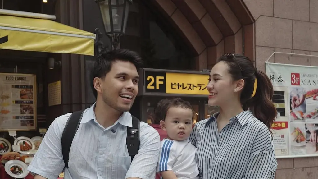 Gaya busananya yang simpel namun polished pun terasa relatable untuk para young moms yang ingin tetap tampil modis tanpa mengorbankan kenyamanan. [@aaliyah.massaid].