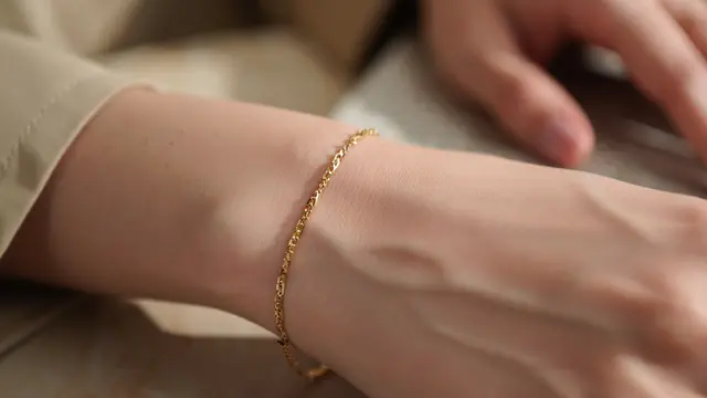 Inspirasi Gelang Emas Minimalis untuk Tabungan Sekaligus Gaya (AI)