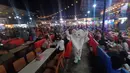 La'eeb berkesempatan menyapa dan mengunjungi para warga Makassar yang tengah menghabiskan malam Minggunya dengan bersantai sambil menikmati aneka kuliner. (Procomm Surya Citra Media)