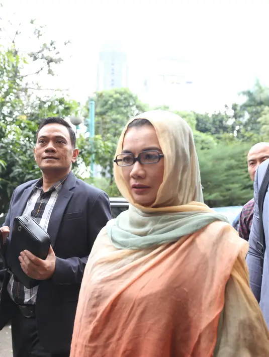 Perempuan kelahiran Jakarta 41 tahun silam itu datang mengenakan busana muslim warna hitam panjang serta pashmina warna cokelat sebagai kerudung di kepalannya. (Nurwahyunan/Bintang.com)