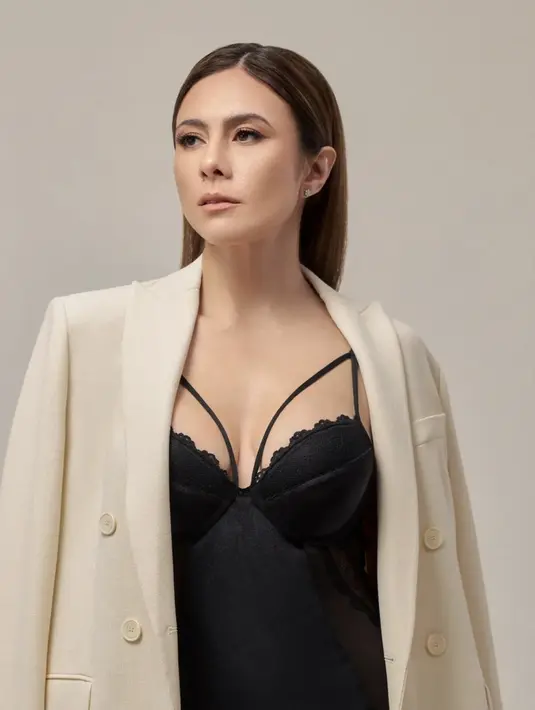 <p>Lingerie bisa memberikan kesan seksi namun tetap elegan dengan paduan blazer. Twist maskulin dan feminin memberikan kesan unik pada gaya. [Foto: Wulan Guritno/ Instagram].</p>