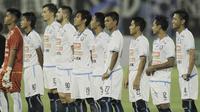 Pemain Arema FC saat pertandingan melawan Sriwijaya FC pada laga perempat final Piala Presiden di Stadion Manahan, Solo, Minggu, (4/2/2018). Sriwijaya FC menang 3-1 atas Arema FC. (Bola.com/M Iqbal Ichsan)