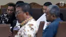 Terdakwa kasus korupsi dana hibah KONI, Ending Fuad Hamidy (kiri) menyimak keterangan saksi saat menjalani sidang lanjutan di Pengadilan Tipikor, Jakarta Pusat, Kamis (21/3). Sidang beragendakan pemeriksaan saksi-saksi. (Liputan6.com/Helmi Fithriansyah)