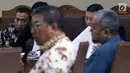 Terdakwa kasus korupsi dana hibah KONI, Ending Fuad Hamidy (kiri) menyimak keterangan saksi saat menjalani sidang lanjutan di Pengadilan Tipikor, Jakarta Pusat, Kamis (21/3). Sidang beragendakan pemeriksaan saksi-saksi. (Liputan6.com/Helmi Fithriansyah)