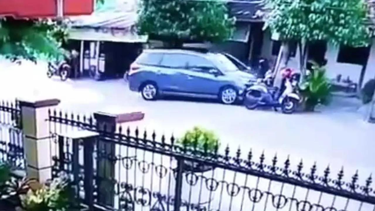 Pengemudi mobil wanita tabrak motor yang tengah parkir