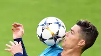 Pemain Real Madrid, Cristiano Ronaldo mengontrol bola saat sesi latihan di Munich, Jerman, Selasa (24/4). Real Madrid akan dijamu Bayern Munchen pada leg pertama semifinal Liga Champions. (Andreas Gebert/dpa/AFP)