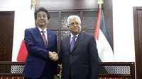 PM Jepang Shinzo Abe dan Presiden Palestina Mahmoud Abbas (AP Photo/Majdi Mohammed, Pool)