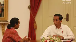 Seorang sopir truk bernama Agus Yuda (kiri) berbincang dengan Presiden Joko Widodo di Istana Negara, Jakarta, Selasa (8/5). Agus mengaku berjalan kaki selama 26 hari dari Sidoarjo menuju Jakarta untuk bertemu Jokowi. (Liputan6.com/Angga Yuniar)