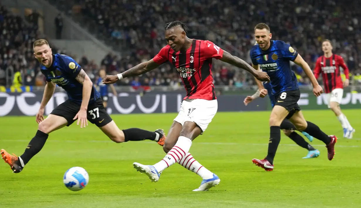 Pemain AC Milan Rafael Leao menendang bola saat melawan Inter Milan pada leg kedua semifinal Coppa Italia di Stadion San Siro, Milan, Italia, 19 April 2022. Inter Milan menang 3-0. (AP Photo/Luca Bruno)