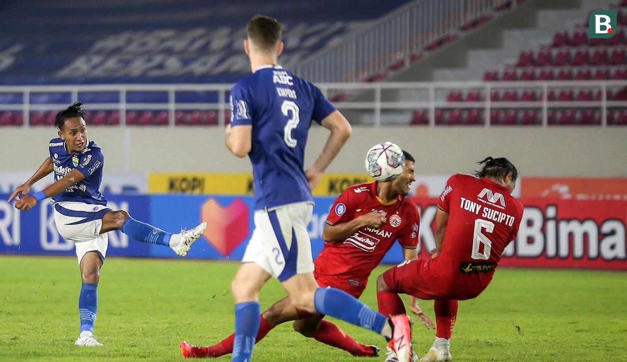 Dibabak kedua Persib Bandung langsung tancap gas menggempur lini pertahanan Persija Jakarta. Pada menit ke-63, bola hasil sepakan Beckham Putra kembali bisa diantisipasi sehingga gagal menjadi gol. (Bola.com/Bagaskara Lazuardi)