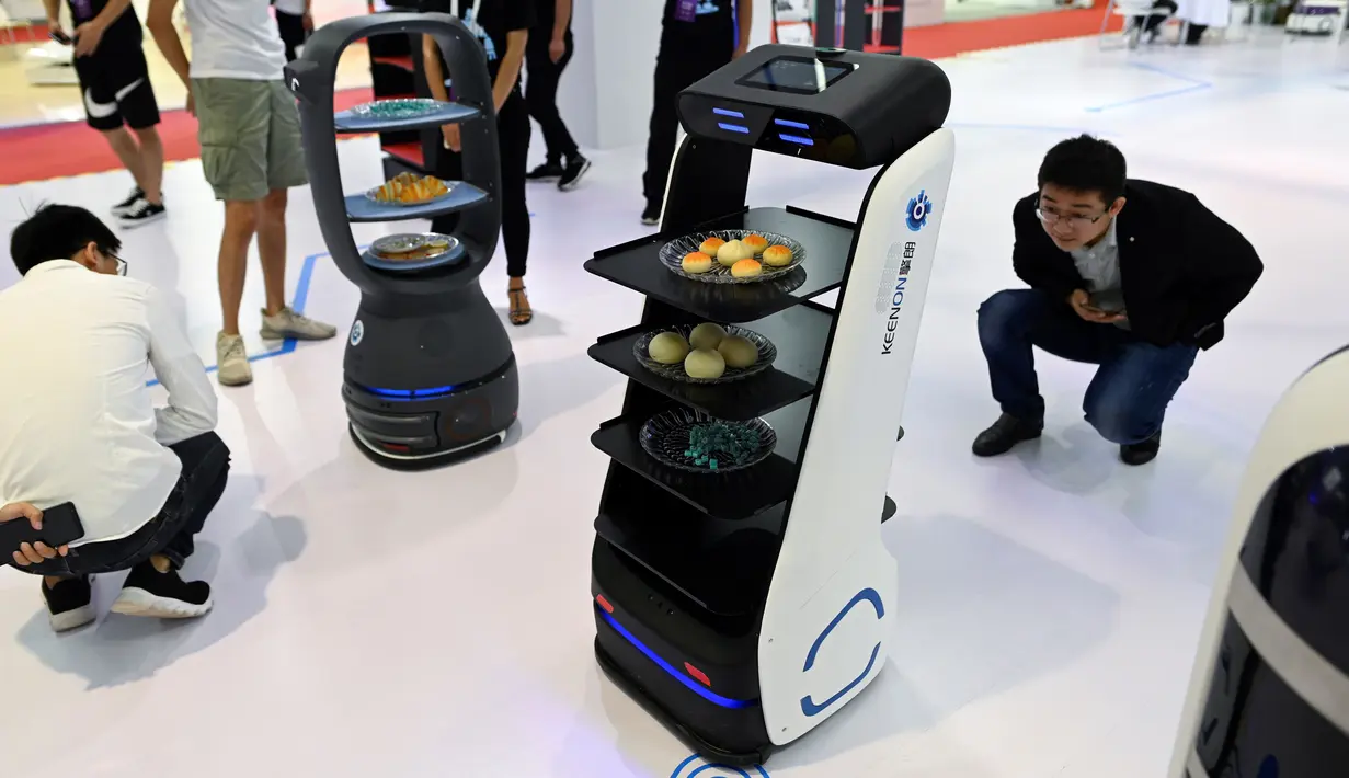 Robot mendemonstrasikan pengiriman makanan dalam Konferensi Robot Dunia 2019 di Beijing, China, Selasa (20/8/2019). (WANG Zhao/AFP)