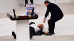 Hasan Bitmez (53), seorang anggota parlemen Turki dari Saadet Partisi atau Partai Felicity, pingsan setelah berbicara di ruang utama parlemen Turki di Ankara, Kamis (14/12/2023). Bitmez meninggal di rumah sakit pada hari Kamis, beberapa hari setelah dia menderita serangan jantung, dan pingsan di parlemen setelah menyampaikan pidato yang kritis terhadap Israel dan hubungan partai yang berkuasa dengan negara tersebut. (Selahattin Sonmez/Dia Images via AP)