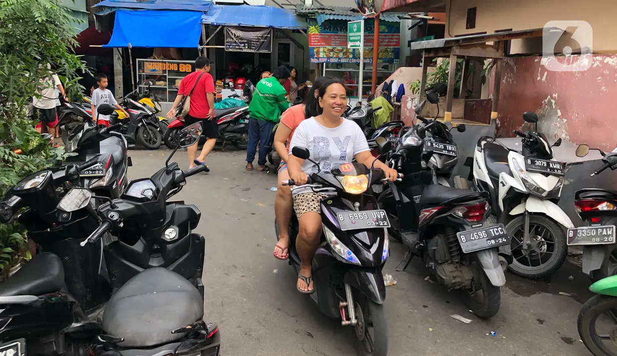 Sejumlah sepeda motor terparkir di sekitar Jalan Kebon Pala II, Jakarta, Selasa (25/2/2020). Banjir yang merendam kawasan tersebut menyebabkan warga mengungsikan kendaraannya ke tempat yang lebih tinggi. (Liputan6.com/Immanuel Antonius)