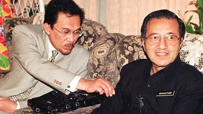 Mahathir Mohamad dan Anwar Ibrahim saat masih menjabat sebagai PM Malaysia dan Deputi PM pada 1997 (AFP)