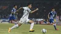 Aksi pemain Surabaya United, Evan Dimas Darmono, saat berusaha melewati hadangan pemain Persib dalam lanjutan Grup C Piala Jenderal Sudirman 2015 di Stadion Gelora Delta Sidoarjo, Sabtu (21/11/2015). (Bola.com/Vitalis Yogi Trisna)