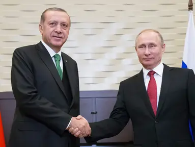 Presiden Turki  Recep Tayyip Erdogan (kiri) berjabat tangan dengan Presiden Rusia Vladimir Putin saat menggelar pertemuan di Sochi, Rusia, Rabu (3/5). Konflik Suriah akan menjadi pembahasan utama dari keduanya. (AFP PHOTO /POOL/ Alexander Zemlianichenko)