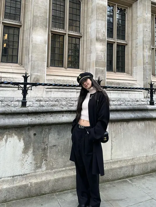 Lisa bersama Girl group K-Pop asal Korea Selatan, BLACKPINK diketahui berada di Paris untuk Le Gala des Pieces Jaunes. Event konser ini dicetuskan oleh First Lady Prancis, Brigitte Macron. Perempuan kelahiran Thailand itu disinyalir bertemu Neymar selama berada di Paris. (Instagram/ lalalalisa_m)