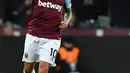 Gelandang West Ham United, Manuel Lanzini melakukan selebrasi usai mencetak gol ke gawang Liverpool pada lanjutan pekan ke-11 Premier League di Olympic Stadium, London, Sabtu (4/11). Liverpool menang telak 4-1 atas West Ham. (AFP Photo/Ben Stansall)