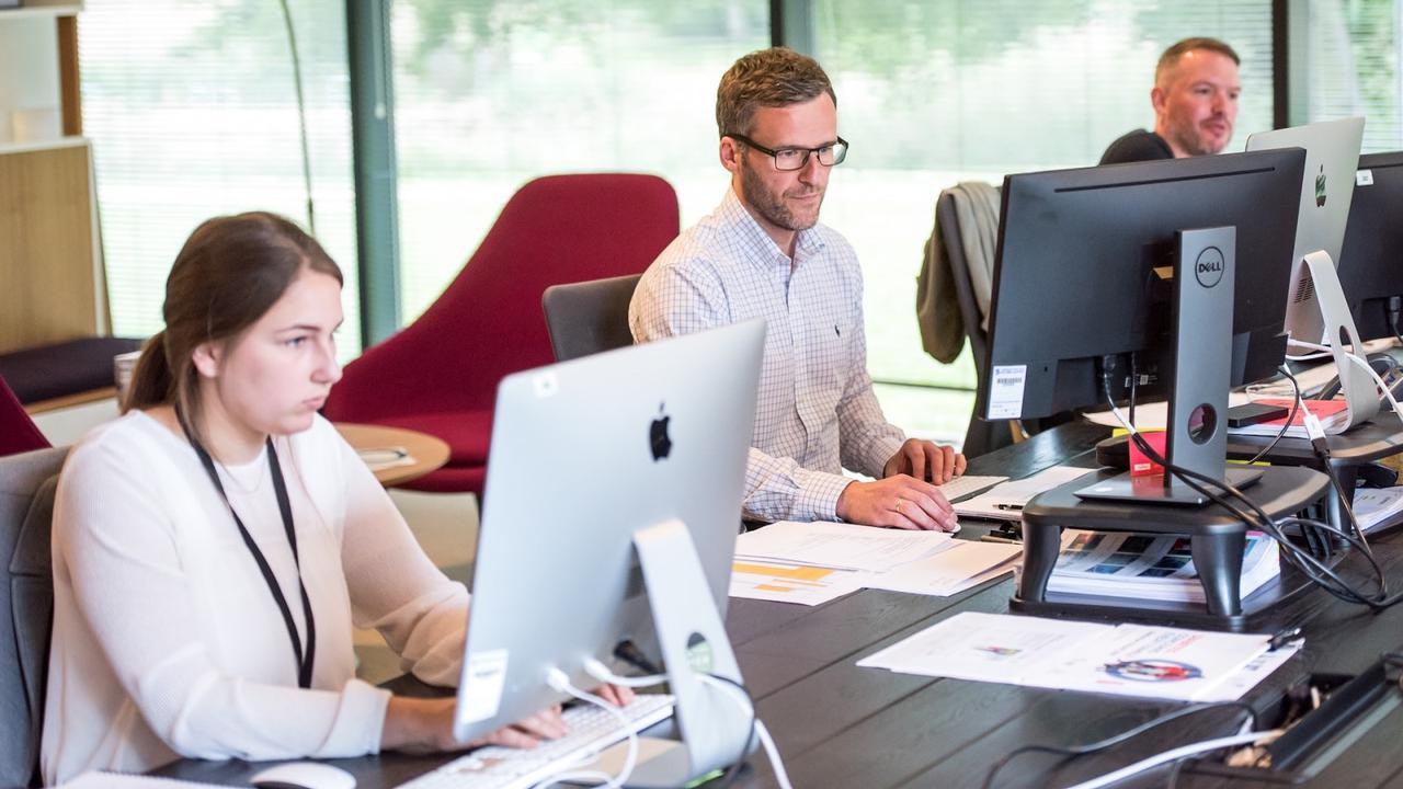 Ilustrasi bekerja di kantor