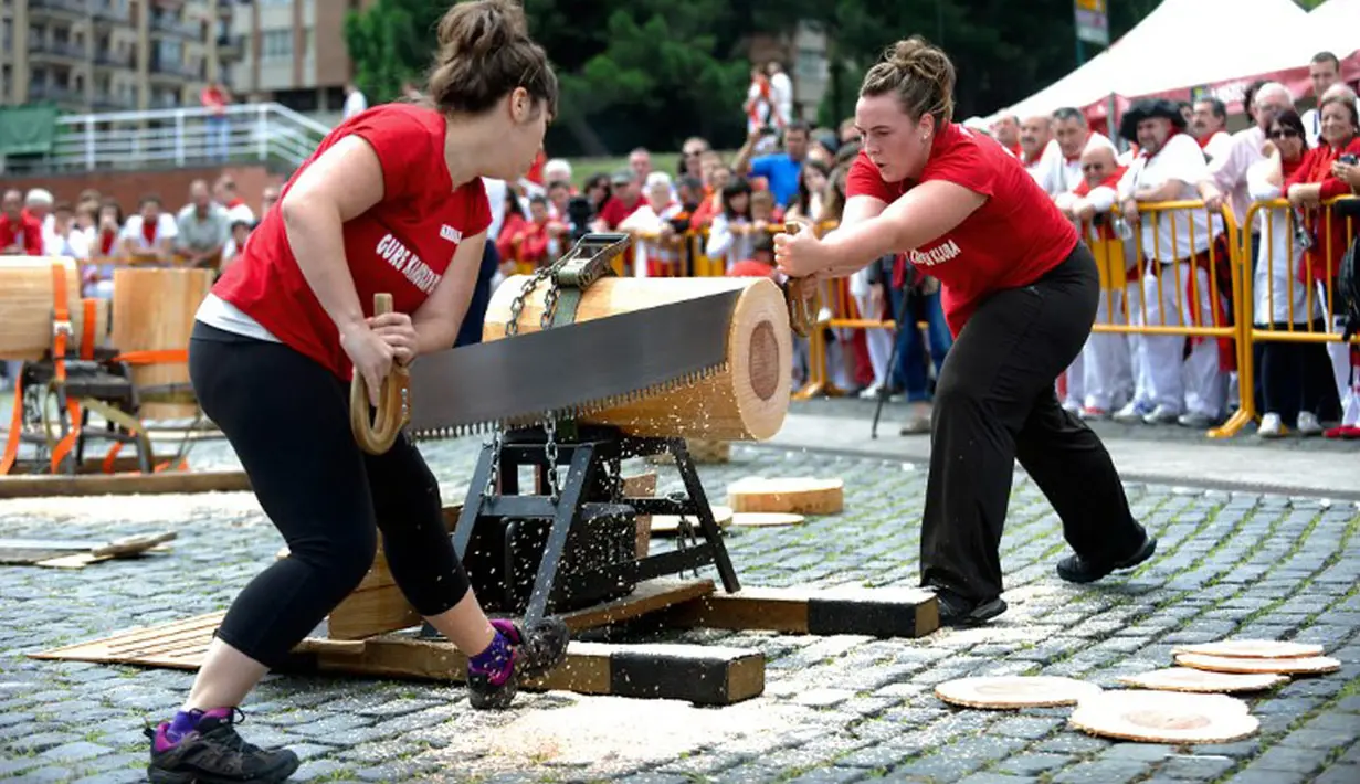Festival San Fermin di Pamplona, Spanyol Utara, menghadirkan beberapa olahraga pedesaaan Basque, (8/7/2014). (AFP PHOTO/Ander Gillenea)