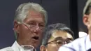 Ekspresi mantan presiden AS, Bill Clinton saat menonton pertandingan antara Roger Federer dan John Millman di AS Terbuka 2018, New York, Senin (3/9). (ALEX PANTLING/GETTY IMAGES NORTH AMERICA/AFP)