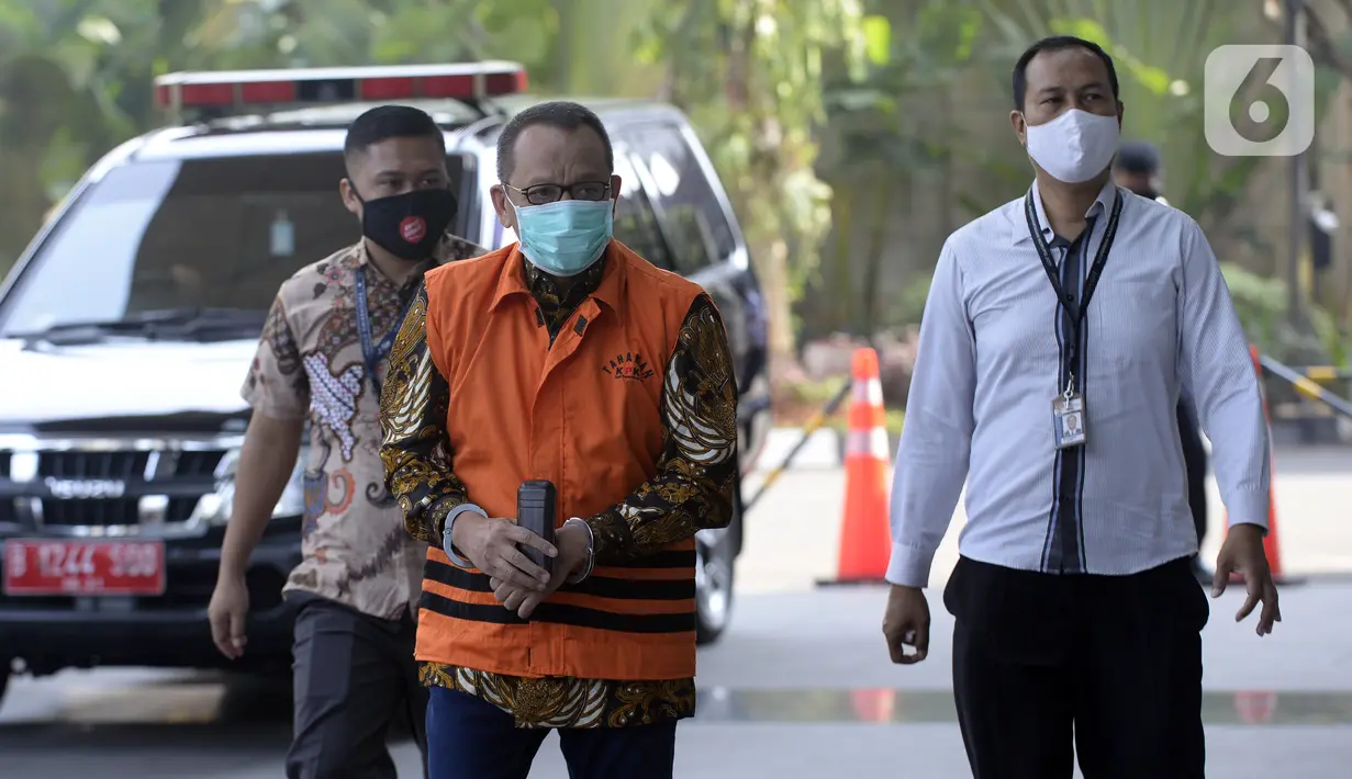 Mantan Sekretaris MA Nurhadi (tengah) saat akan menjalani pemeriksaan penyidik di Gedung KPK, Jakarta, Selasa (30/6/2020). Nurhadi diperiksa sebagai saksi untuk tersangka Direktur MIT Hiendra Soenjoto terkait dugaan suap gratifikasi pengurusan perkara di MA Tahun 2011-2016. (merdeka.com/Dwi Narwoko)