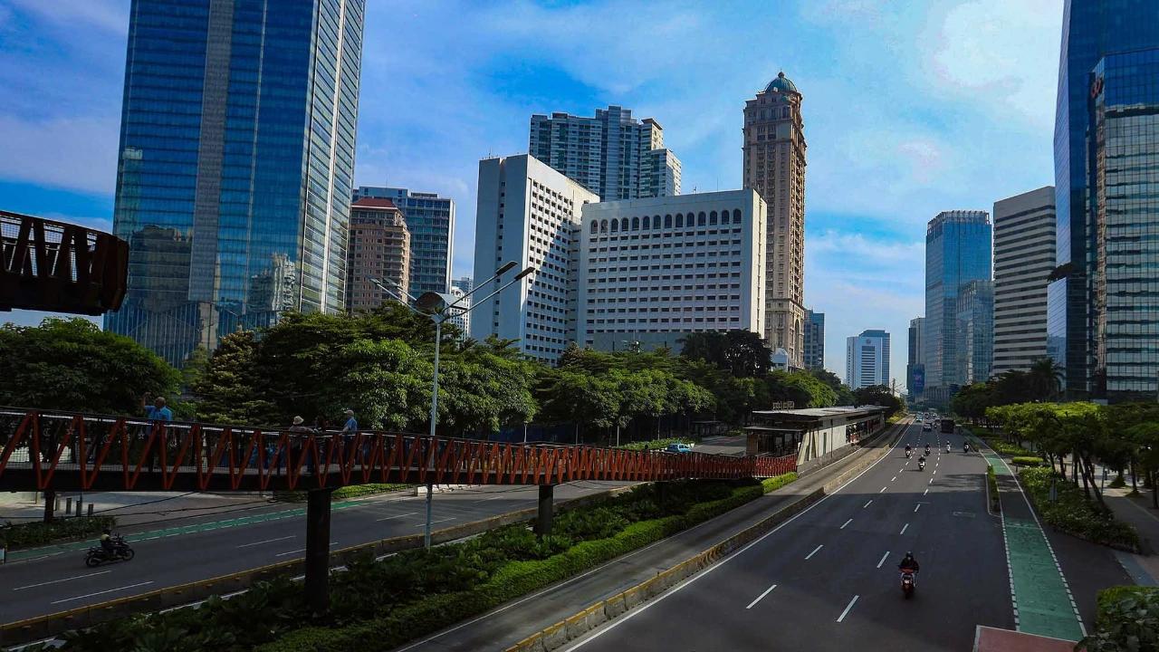 FOTO: Ibukota Jakarta Sepi di Bawah Langit Biru