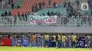 Pemain Persebaya Surabaya menemui suporter usai melawan Persikabo 1973 pada lanjutan pekan pertama BRI Liga 1 Indonesia 2022-2023 di Stadion Pakansari, Kabupaten Bogor, Senin (25/7/2022). Laga Persikabo 1973 melawan Persebaya Surabaya berlangsung sengit dan terlibat saling serang antar kedua tim. (Liputan6.com/Helmi Fithriansyah)