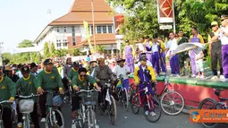 Dalam rangka HUT TNI yang ke 66 jajaran Kodim 0715/Kendal menggelar Sepeda Santai bertempat di Alun Alun Kendal pada, Minggu (25/9).