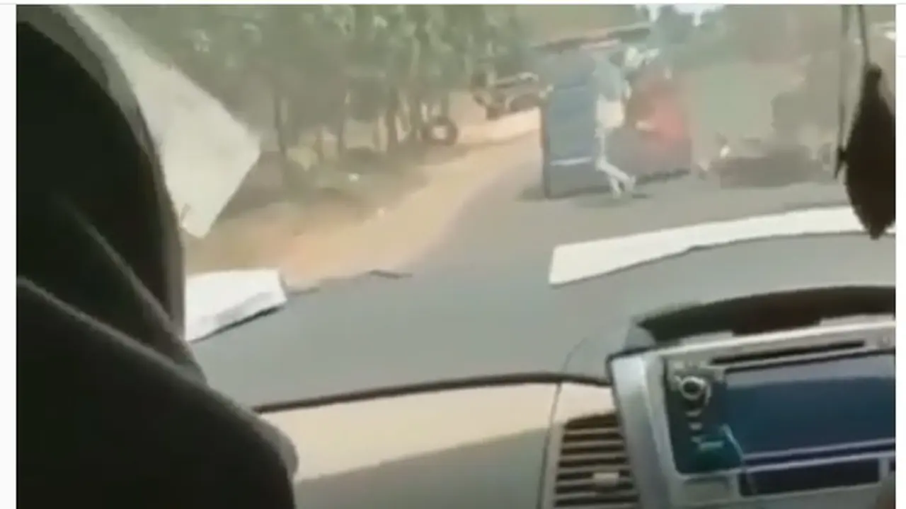 kedua wanita lari menyelamatkan diri dengan meninggalkan kendaraannya di tengah jalan.