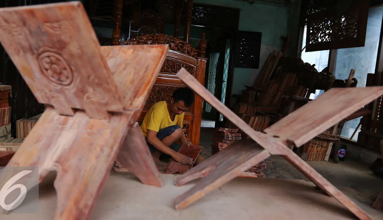 Pengrajin saat membersihkan rekal Al Quran di Jakarta, Selasa (14/6). Bulan Ramadan permintaan rekal meningkat 100% dengan harga jual berkisar Rp 20 ribu hingga Rp 500 ribu tergantung ukuran dan corak kaligrafinya. (Liputan6.com/Angga Yuniar)