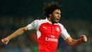 Gelandang Arsenal, Mohamed Elneny melakukan selebrasi usai mencetak gol kegawang Barcelona pada leg kedua 16 besar liga champions di stadion Nou Camp, Spanyol (17/3). Barcelona menang atas Arsenal dengan skor 3-1. (Reuters/Albert Gea)