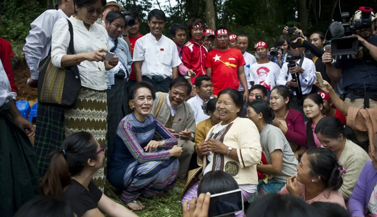 Calon Presiden Myanmar, Aung San Suu Kyi berbincang dengan warga di Ho Pone, Myanmar, Minggu (6/9/2015). Keinginan Aung untuk menjadi presiden akan terganjal oleh UU yang melarang calon presiden memiliki pasangan warga negara asing. (AFP Photo/Ye Aung)