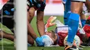 Kiper Napoli, David Ospina, mendapatkan perawatan tim medis ketika mengalami cedera laga Napoli kontra Atalanta pada Jumat (3/7/2020). Ospina yang coba menghalau bola berbenturan dengan Mario Rui dan Mattia Caldara dan mengalami cedera pendarahan di bagian kepala. (AFP/Miguel Medina)