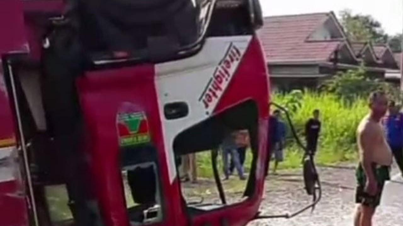 Mobil Damkar Terbalik saat Padamkan Kebakaran di Musi Rawas, 1 Petugas Tewas 4 Luka