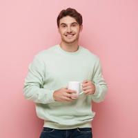 Rekomendasi Sweatshirt Pria Terbaik, Solusi Outfit Simpel tapi Tetap Keren