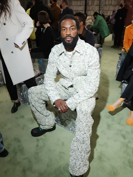 Salah satu pemeran di film Aquaman, Yahya Abdul Mateen II, tampil keren dengan pakaian yang serasi dengan sepatu boot pekerja.(Dok/Bottega Veneta).