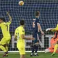 Pemain Villareal Raul Albiol (tidak terlihat) mencetak gol ke gawang Arsenal pada pertandingan leg pertama semifinal Liga Europa di Stadion Estadio de la Ceramica, Villarreal, Spanyol, Kamis (29/4/2021). Villareal menang 2-1. (AP Photo/Alberto Saiz)