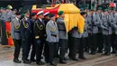 Tentara membawa peti jenazah mantan Kanselir Jerman Helmut Kohl saat upacara resmi katedral Speyer, Jerman (1/7). Kohl dikenal sebagai sosok yang menyatukan Jerman Timur dan Barat setelah runtuhnya Tembok Berlin. (AP Photo / Michael Probst )