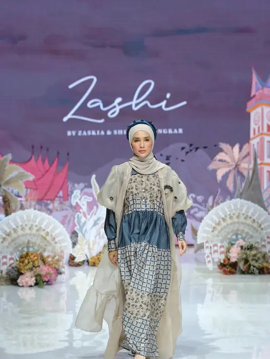 Kemudian ada juga Ussy Sulistyawati yang tampil mengenakan dress tabrak motif dipadu outer organza. [KLY/Adrian Utama P].