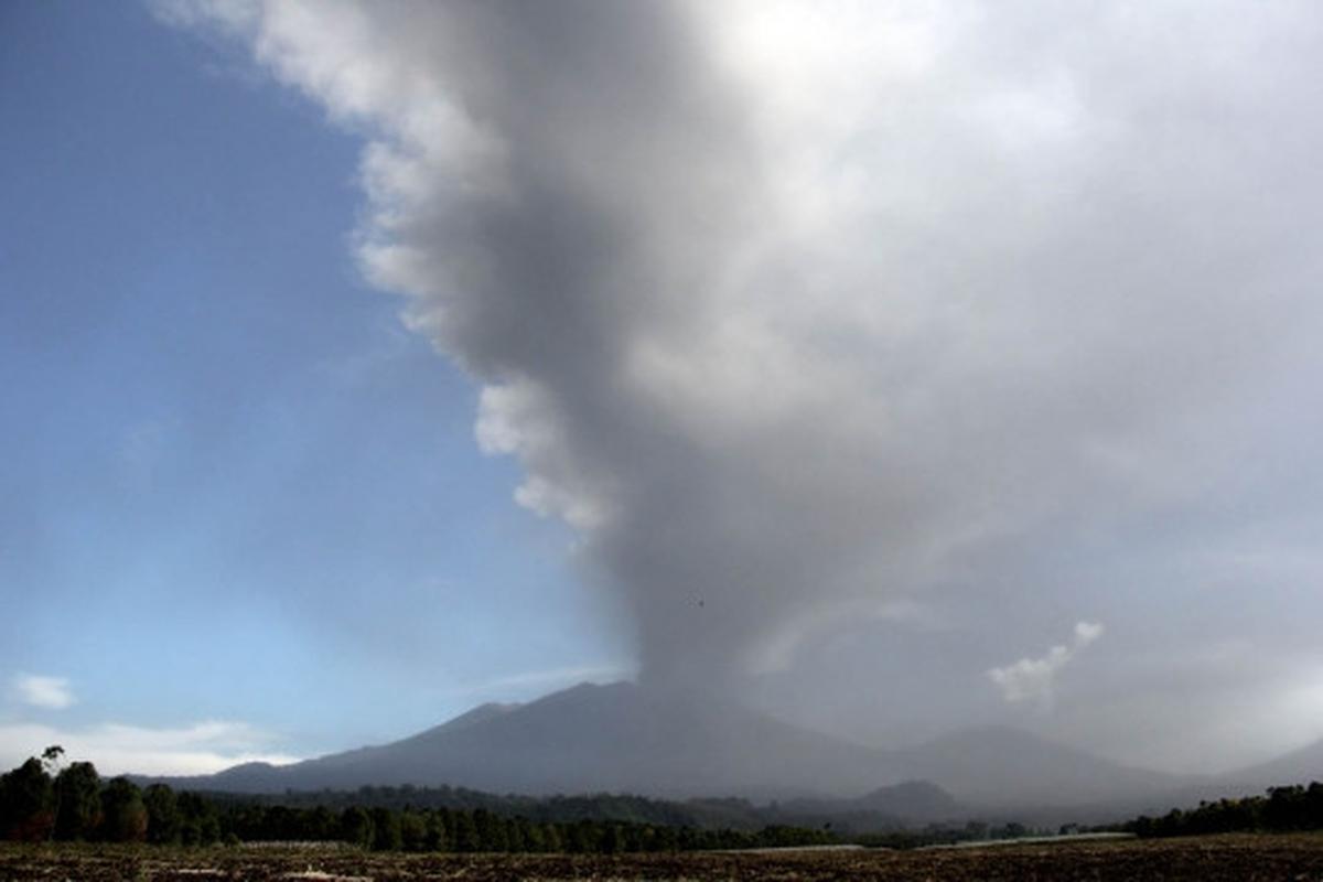 Ini penampakan Gunung Raung yang terus semburkan abu vulkanik
