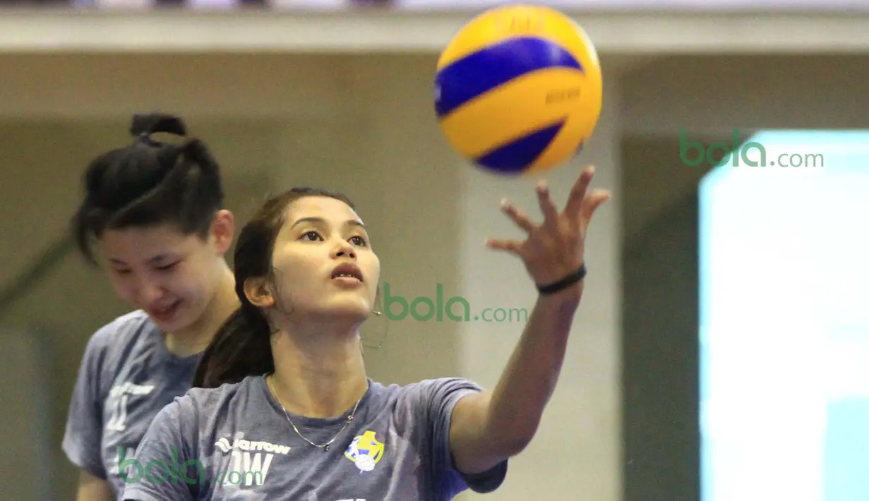 Pevoli Jakarta Elektrik, Dian Wijayanti tengah melakukan servis saat berlatih bersama timnya di Gor Ken Arok, Malang. (Bola.com/Nicklas Hanoatubun)