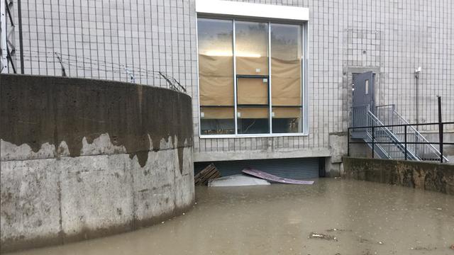 Meregang Nyawa, 2 Pria Ini Selamat Setelah Terjebak Banjir dalam Lift