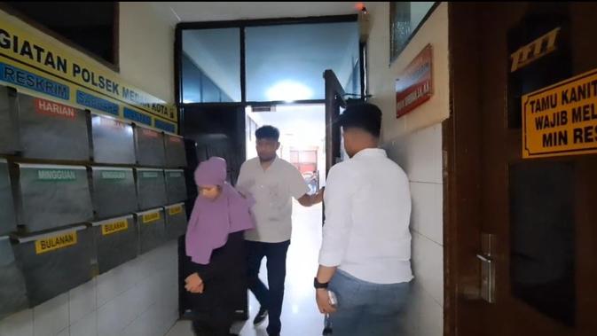 Merasa Ditipu, Wanita di Medan Sandera Karyawan Toko Ponsel Pakai Parang