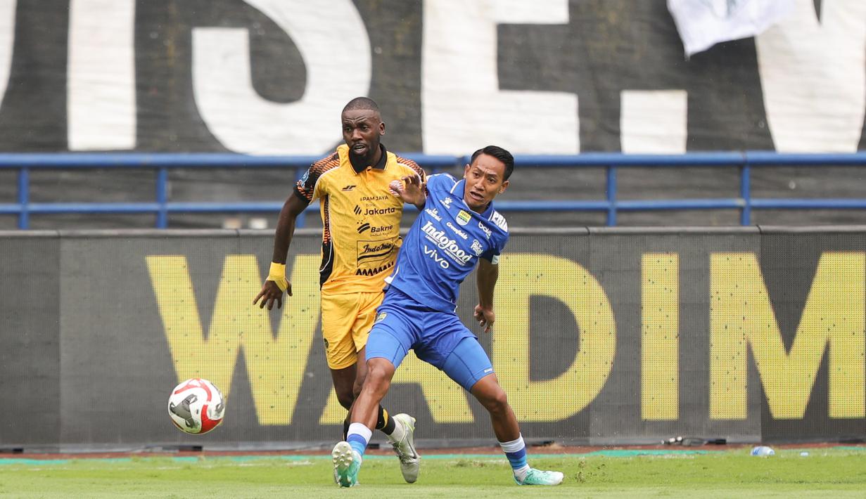 Macan Kemayoran lebih banyak menguasai pertandingan dan beberapa kali mengancam gawang Persib. Tampak dalam foto, penyerang sayap kiri Persib, Beckham Putra (kiri) berebut bola dengan pemain Persija saat pertandingan pekan ke-17 BRI Super League 2025/2026 di Stadion Gelora Bandung Lautan Api (GBLA), Bandung, Jawa Barat, Minggu 11 Januari 2026. (Bola.com/Abdul Aziz)