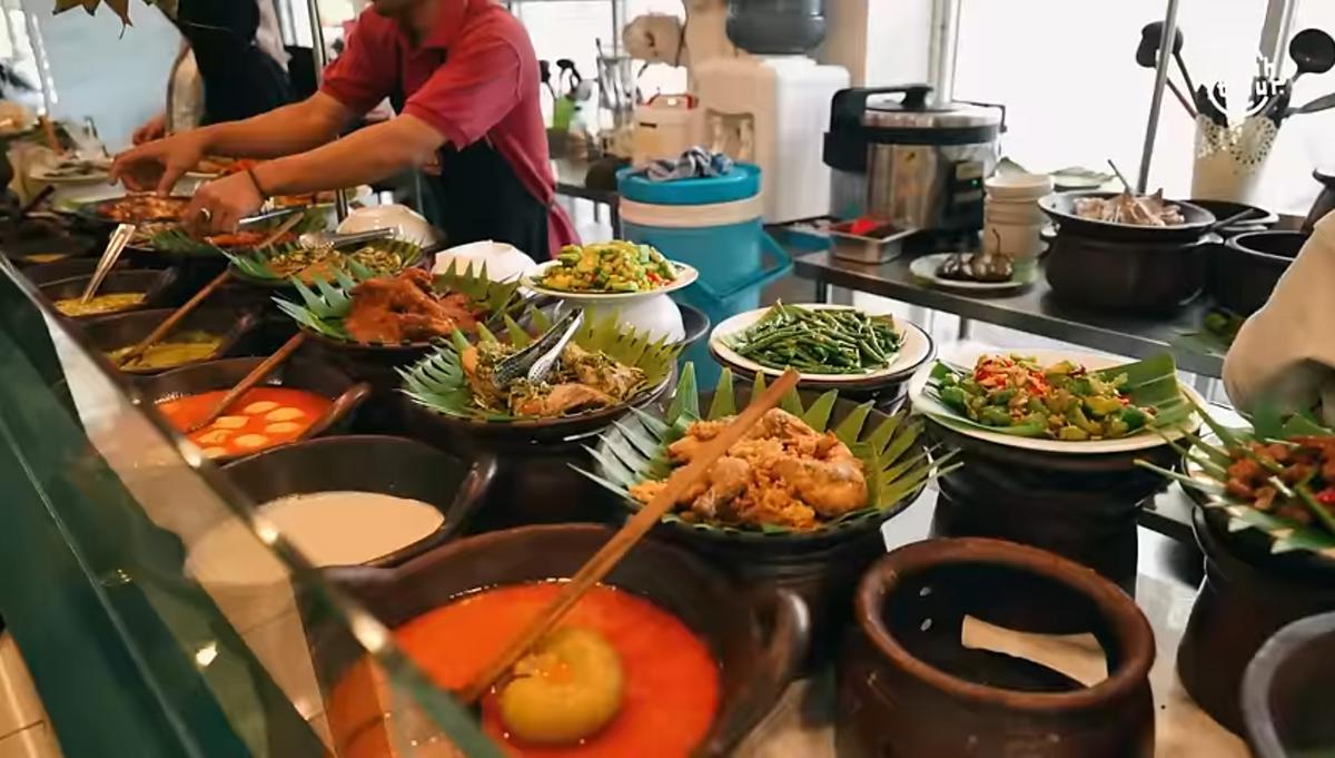 Rumah Makan Nasi kapau milik Ayu, mantan TKW dan pembantu infal Dona Harun