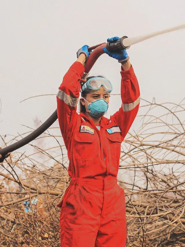 7 Momen Awkarin Saat Jadi Relawan di Kalimantan